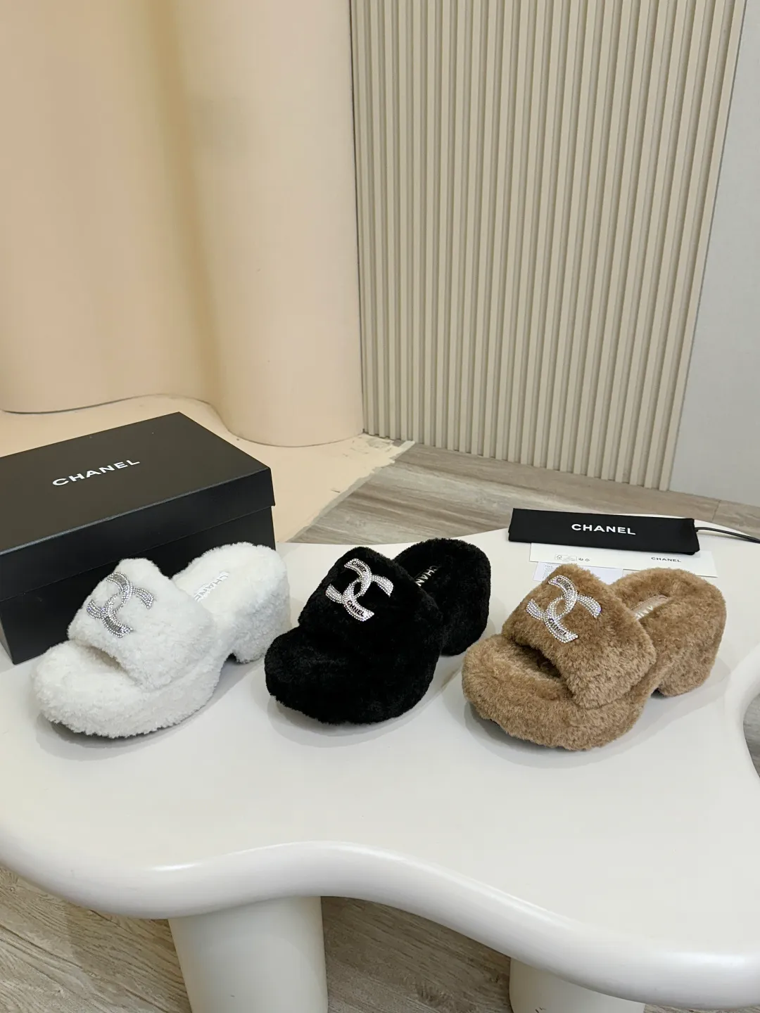 👟👟Ex-factory price 480👟👟 Chanel CHANEL thick-soled fur flip flops｜Finally waited for this pair of celebrity show style same style🧚♀️ The upper is covered with soft and waxy lamb wool, with classic double C diamond buckle👟👟The texture is full of texture. As soon as you put it on, your sense of luxury will instantly soar. The inner lamb wool fabric is as comfortable as stepping on clouds☁️ Thickened rubber soles, 8cm at the heel, 6.5cm at the forefoot, with raised bars, easy to wear with long legs~ The wedge heel design is super easy to walk, lazy and fashionable. It is very elegant for daily outings and date wear. It is a must-have and versatile artifact for this autumn and winter, waiting for you~ #chanel slippers #Celebrity Style #Advanced Wearing Fabric: Lamb 🐑 Wool Lining: Lamb 🐑 Wool Feet: lamb 🐑 hair Outsole: wear-resistant and non-slip rubber outsole Size: 35–40